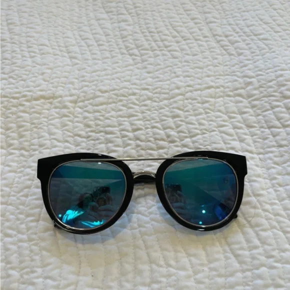 Stylish Black Sunglasses with Blue Lenses - Picture 1 of 6